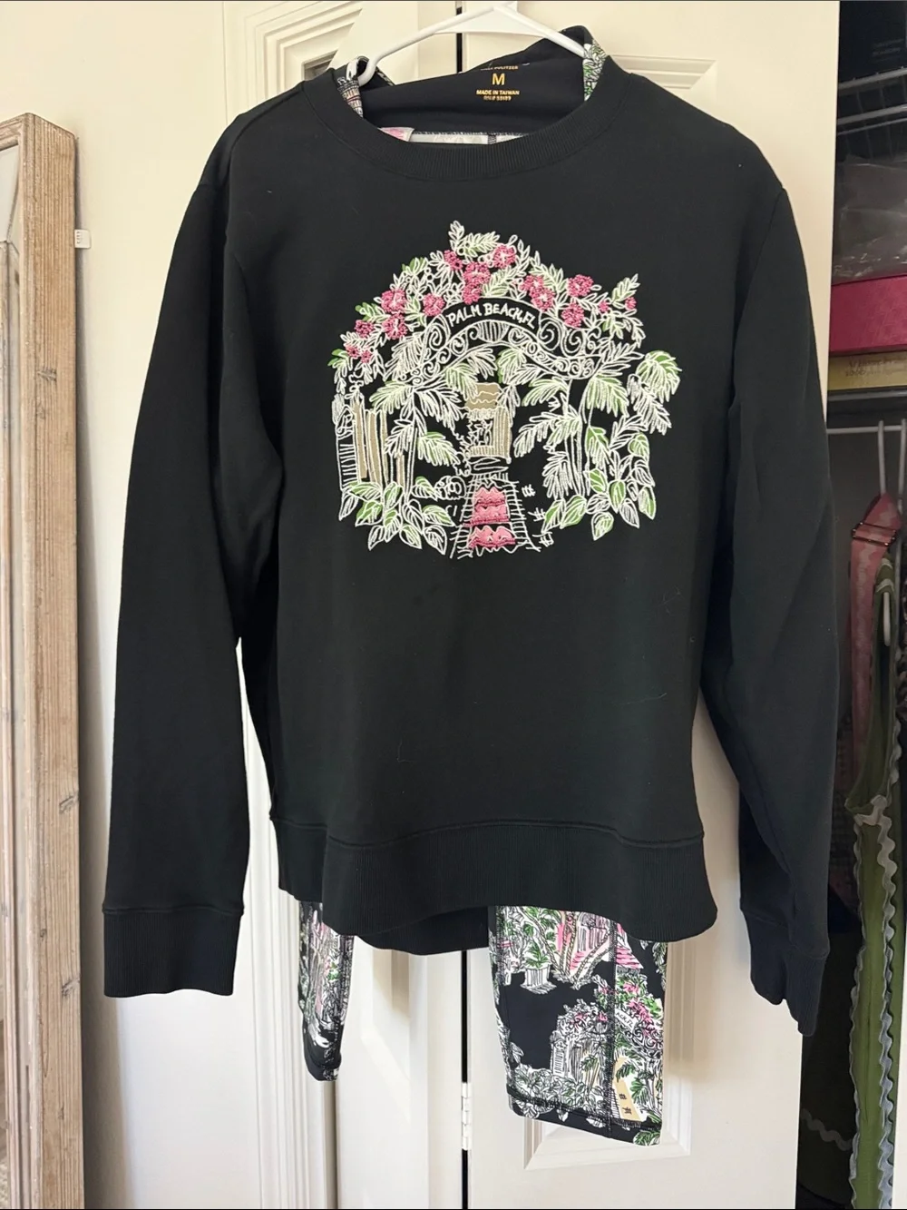 Lilly Pulitzer Black Scenic Print Cropped leggings M matching sweatshirt L - Picture 3 of 3